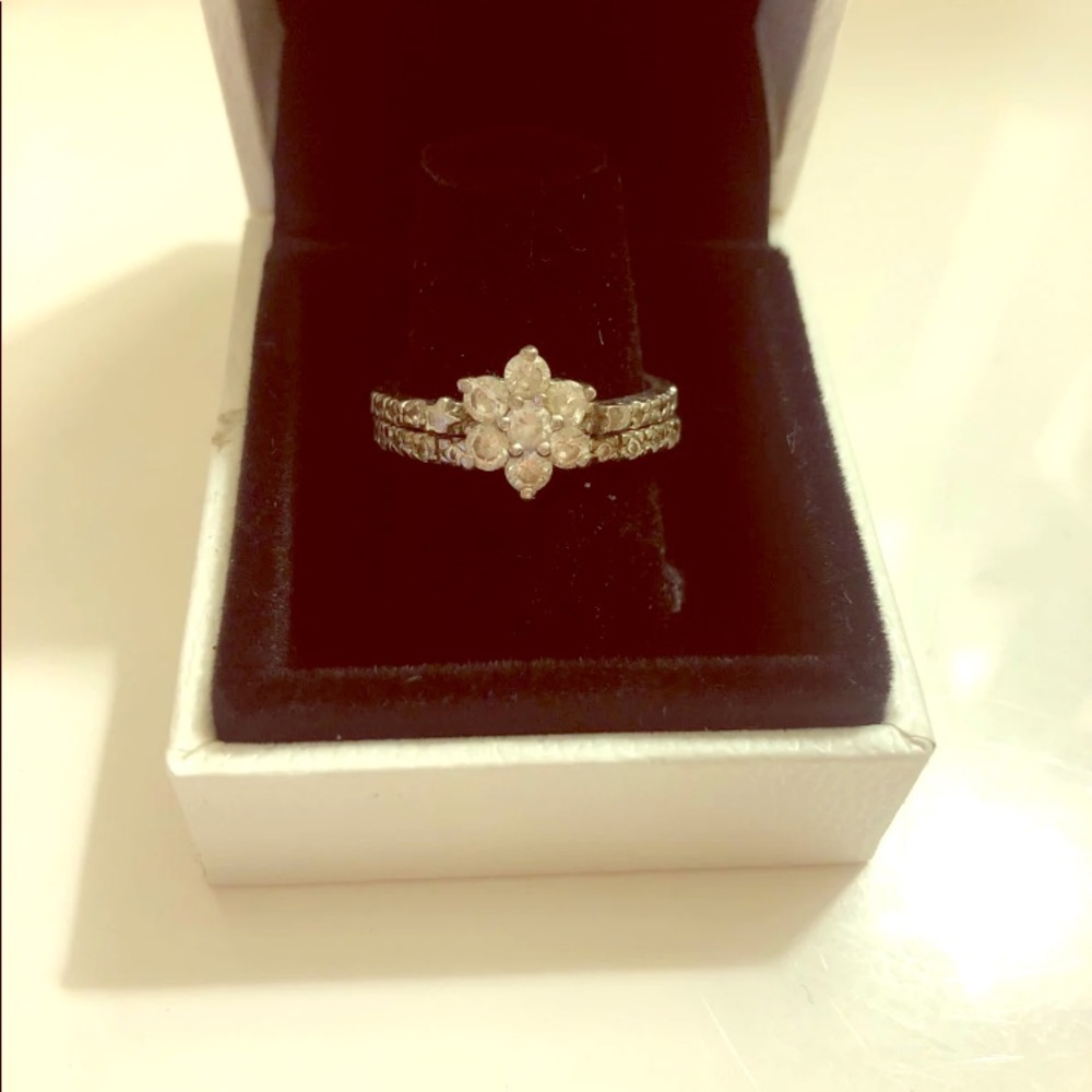 A pretty flower ring